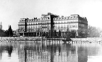 一位比肩俾斯麦的战略家，玩转英法美苏，拉起战败的德国重返列强