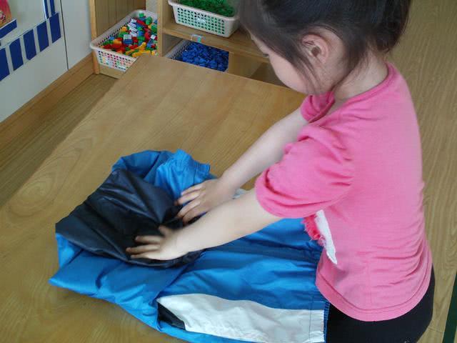 幼儿园家长说孩子裤子湿的,孩子裤子湿了怎么跟家长说