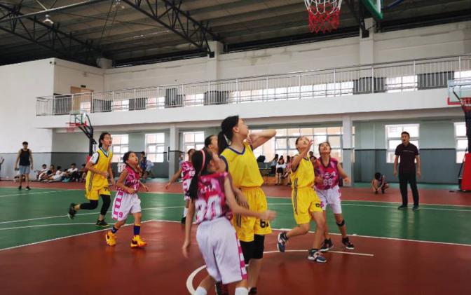 香港保良局林文粲英文小学与浠水雨露学校的这场篮球友谊赛