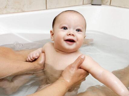 新生儿脸上长湿疹该怎么处理,新生婴儿脸上有湿疹怎么解决