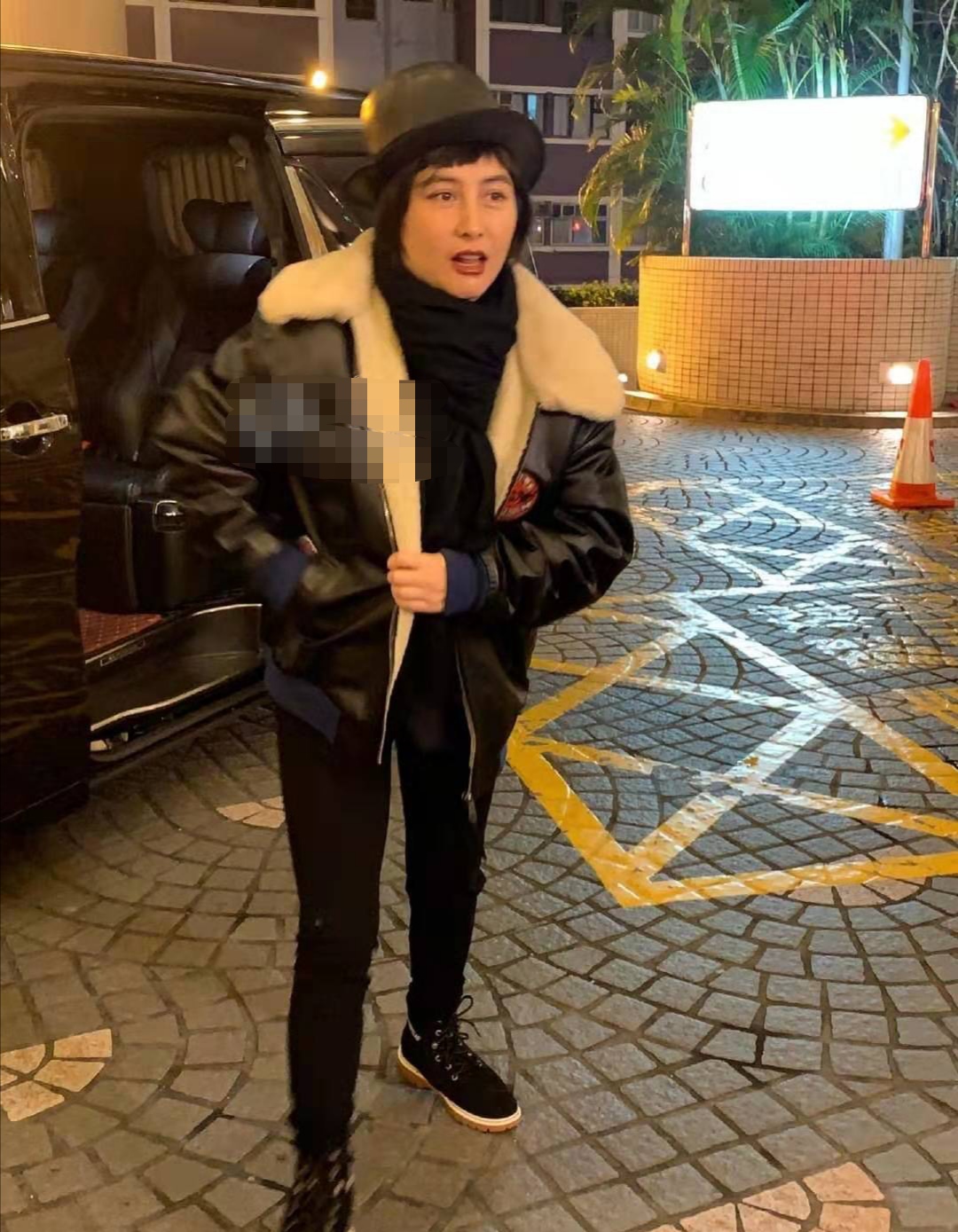 众子女为赌王庆生，57岁何超琼打扮低调却最出挑，风头盖过四太