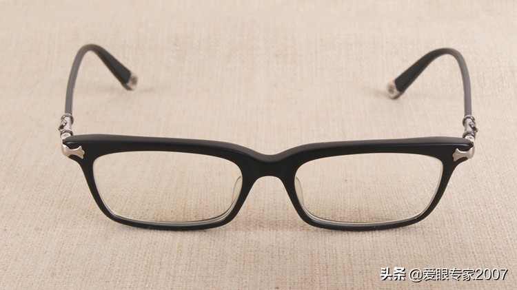 板材眼镜鼻托掉了怎么配,板材眼镜鼻托如何卸下来