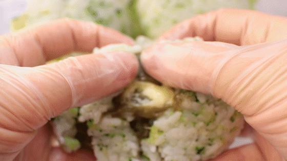 米饭换个吃法既做早餐又当零食,米饭芝士饭团