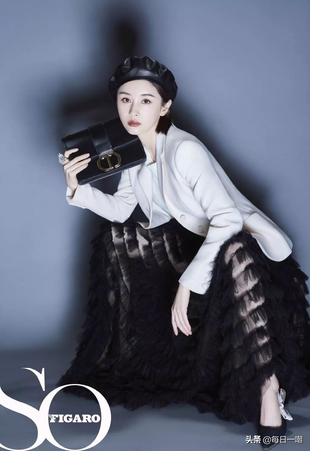 王子文高铁脚踩小桌,王子文道歉脚踩高铁桌板