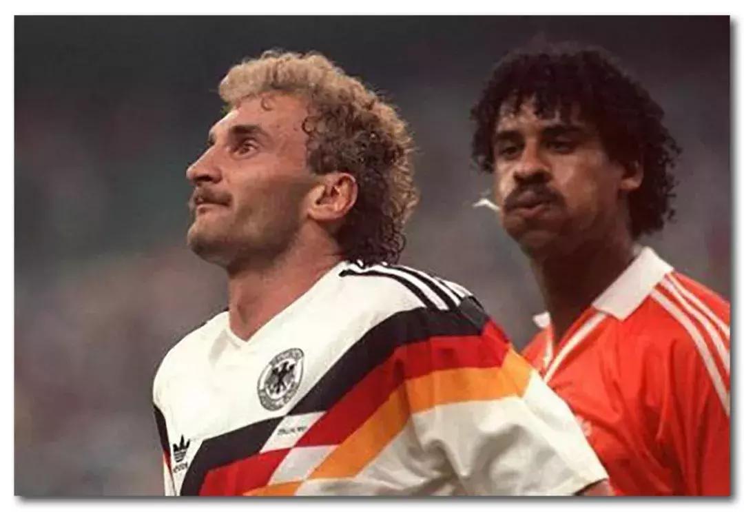 足球场上吐痰不怕滑铲弄到身上吗,为啥足球运动员吐痰