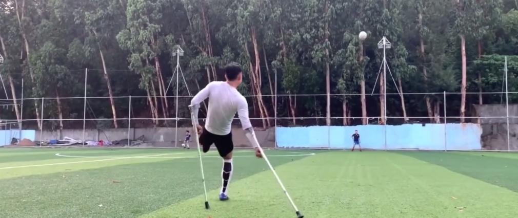 1条腿,一条腿一根拐杖的残疾老人