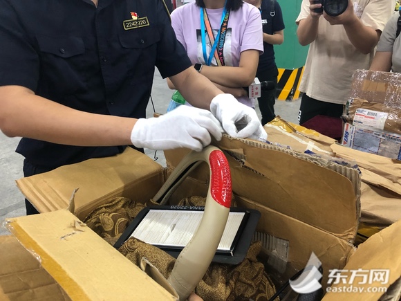 警方抓捕最新一批网络假货现场,上海查获大量毒品