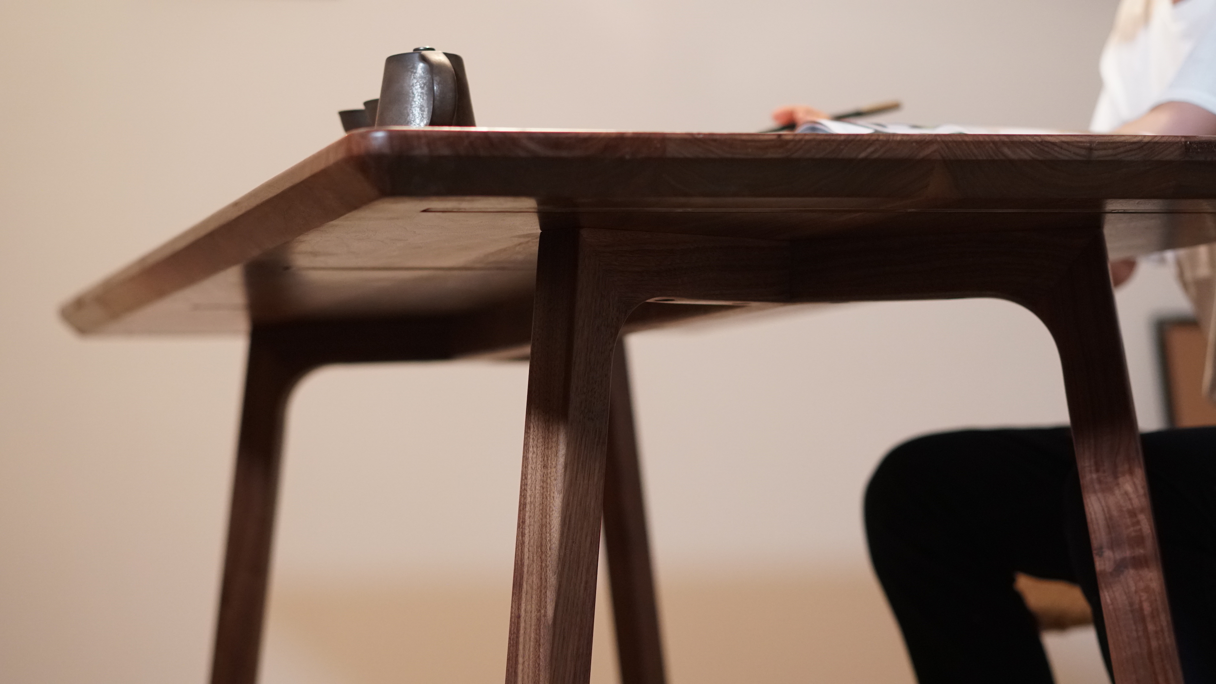 选家具选板木结合还是实木,选家具要选实木的