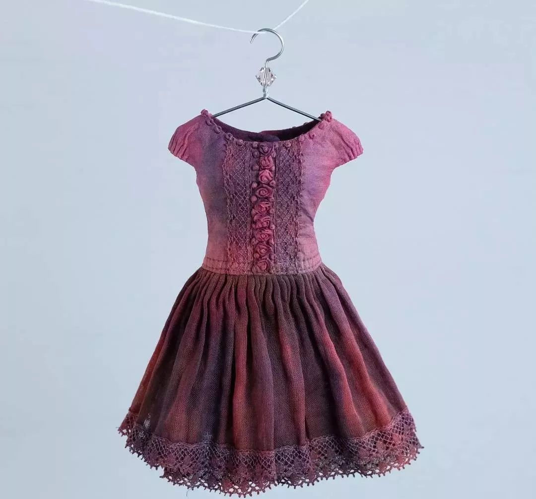 恨不能把她的芭比娃衣穿上自己身上......