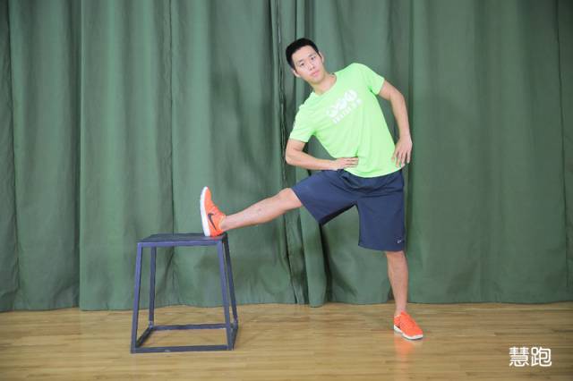 小臂拉伸细节,跳绳热身拉伸动作细节