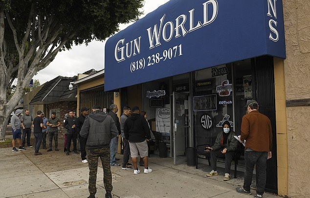 美国街头大量华人,美国民众街头聚集