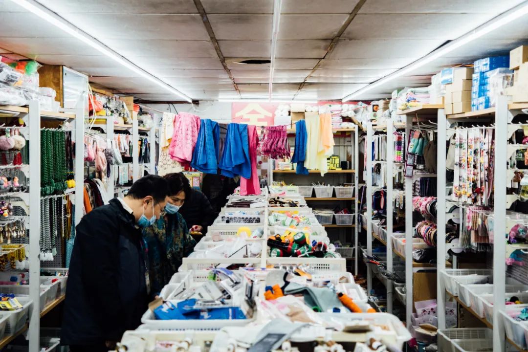 活着的两元店，2块钱能买啥？