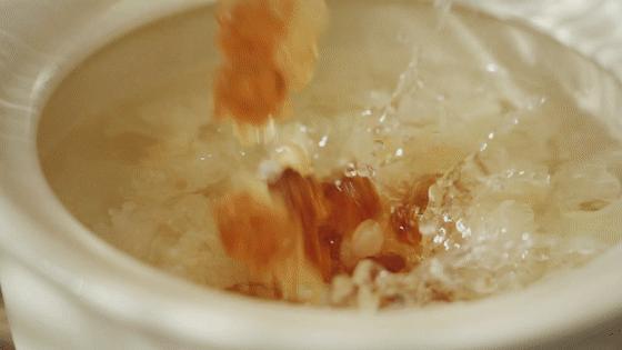 春节，宅在家里吃什么？教你做碗桃胶银耳羹，简单营养还美味