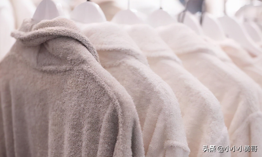 刚洗好的衣服总是会沾满毛絮,洗衣机洗带有粘条衣物怎么洗