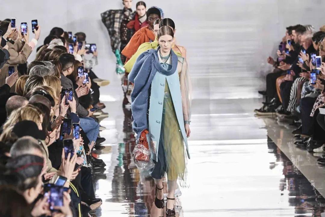 蔡徐坤成纪梵希彩妆代言人，《少年的你》成金像奖最大赢家…