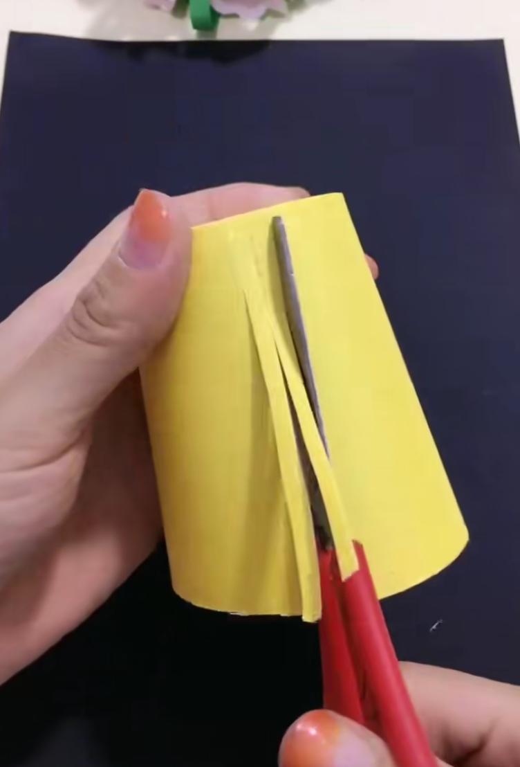 小朋友用一次性纸杯做手工制作,幼儿园一次性纸杯做垃圾分类手工