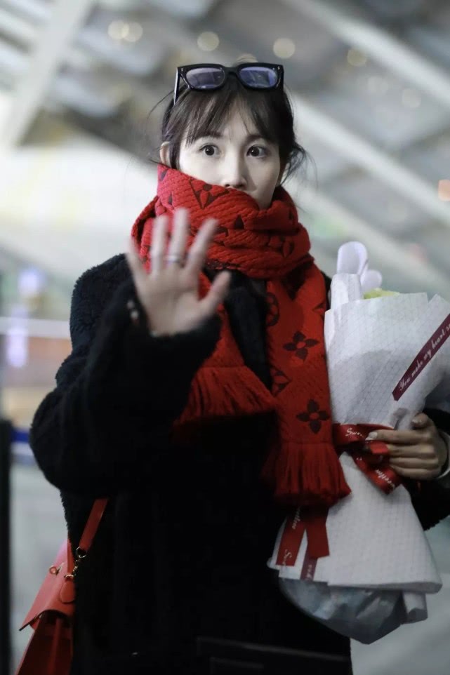 马蓉现身机场主动打招呼,马蓉机场穿黑色围巾