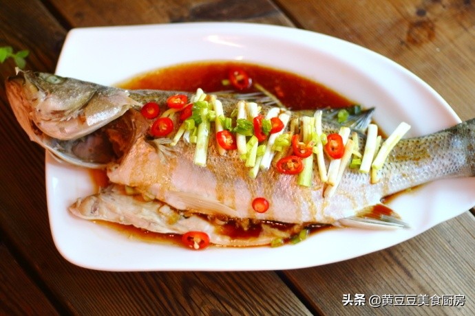 清蒸速冻鲈鱼最好吃的做法,清蒸鲈鱼好吃有诀窍