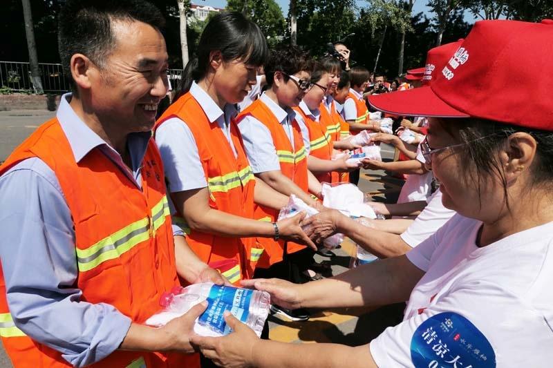 「怀柔生活」头伏到，京雁公司为环卫工人送“清凉”