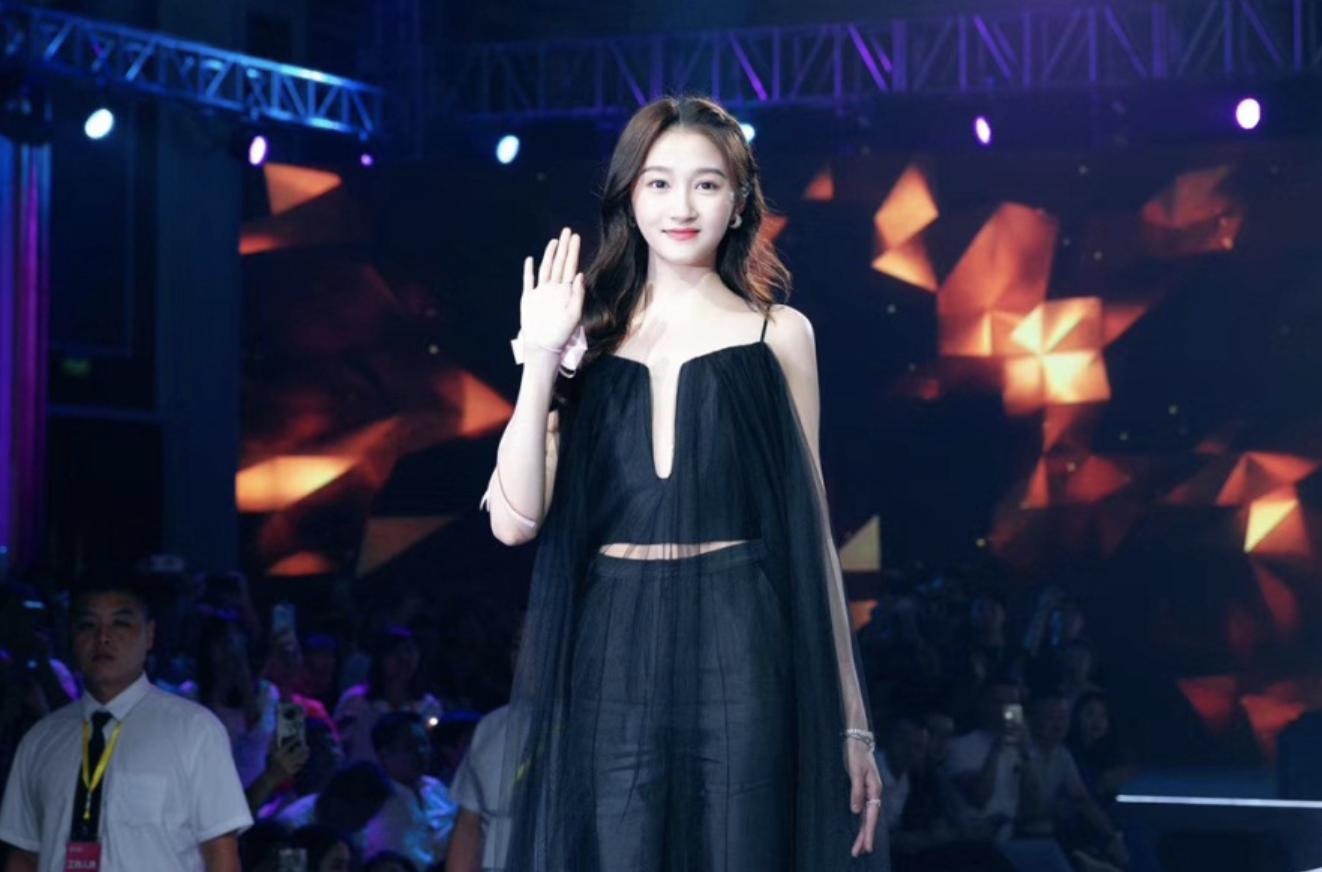 请了林志玲，又换上关晓彤，“中国内衣第一股”市值只剩23亿了