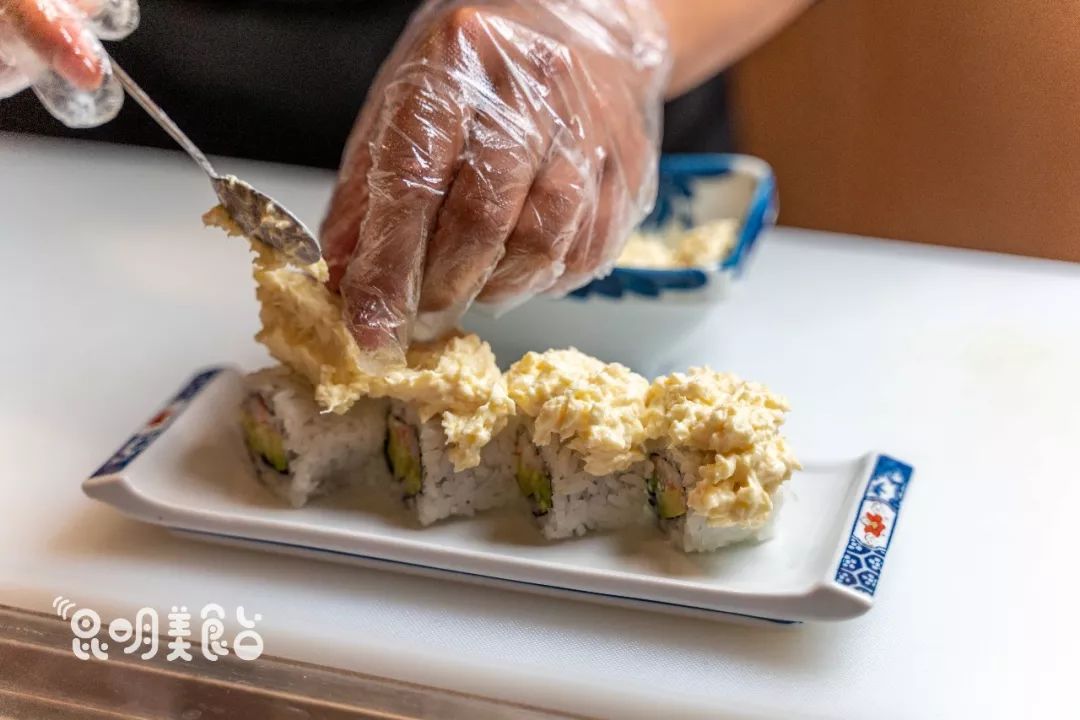 在昆明，第一次见200斤的大鱼，蘸着芥末生吃超爽