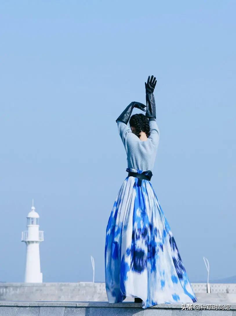 雾霾蓝和克莱因蓝哪个显白,宝蓝跟克莱因蓝哪个显白