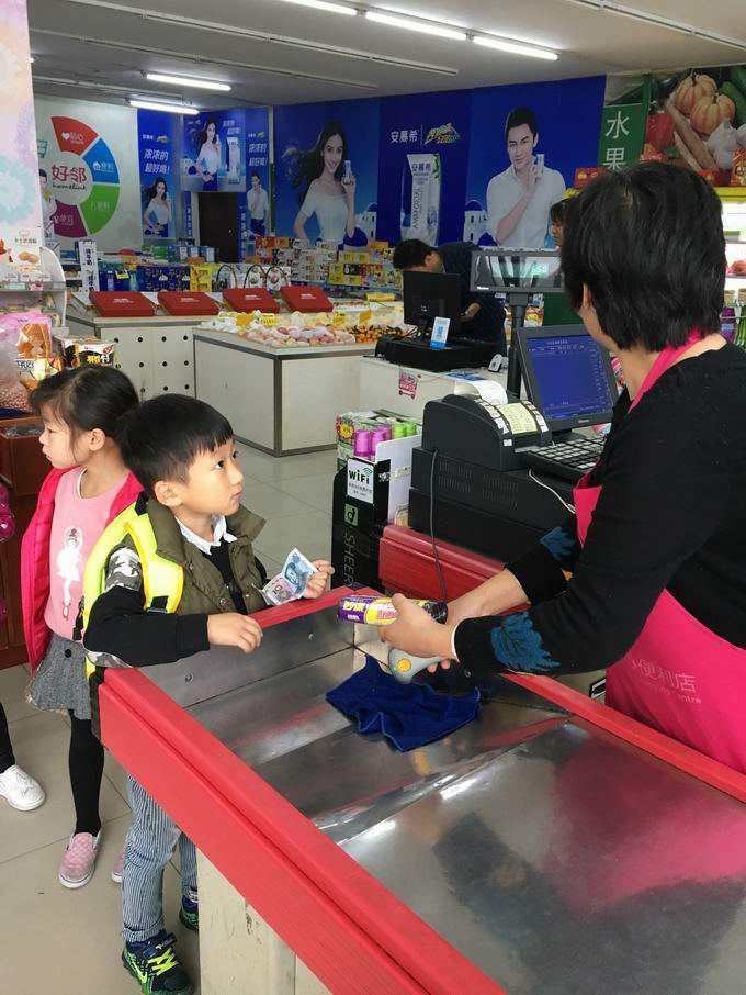 儿子偷偷回来买东西故意没扫码,孩子偷偷拿了超市的糖果怎么办