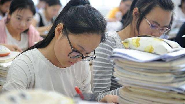 高三女生挤出“母乳”，仍坚称自己是处女，医生的话让妈妈泪目