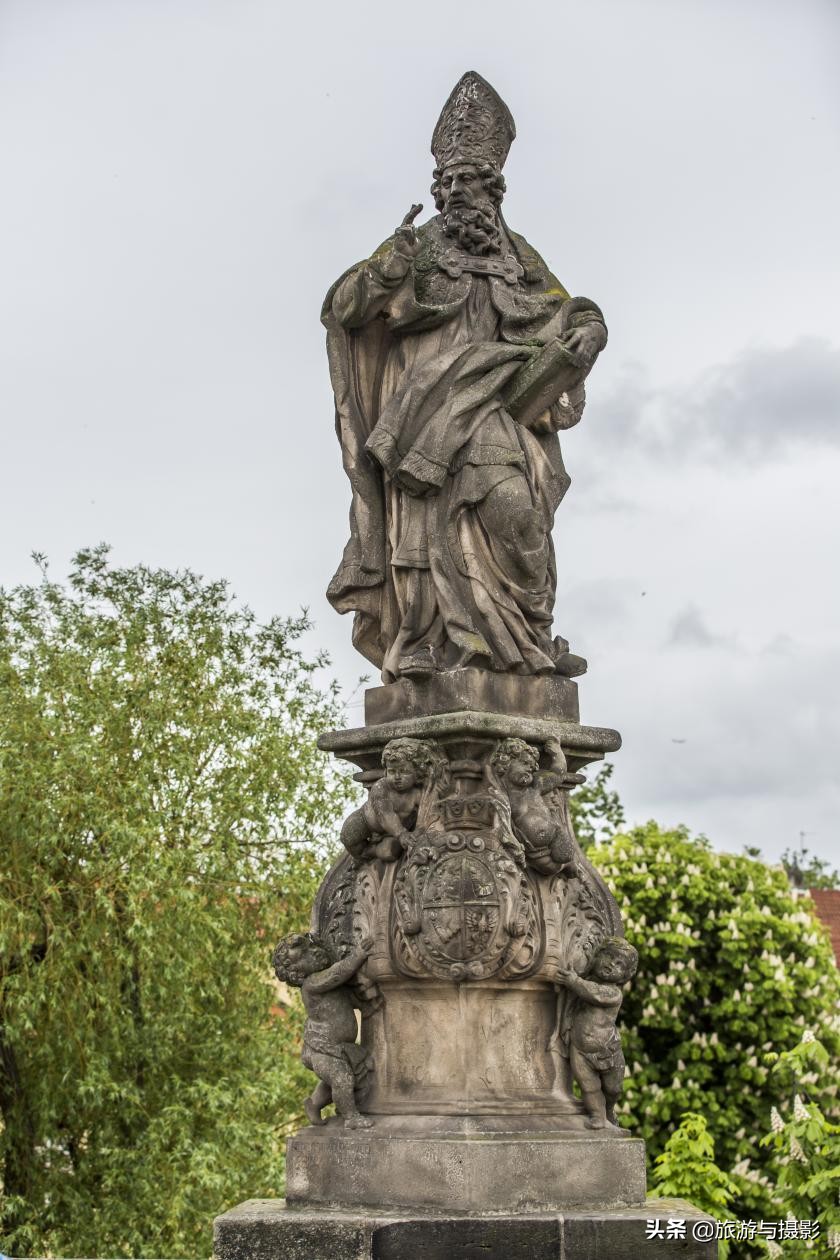 查理大桥雕塑作品介绍 (查理大桥的雕塑)