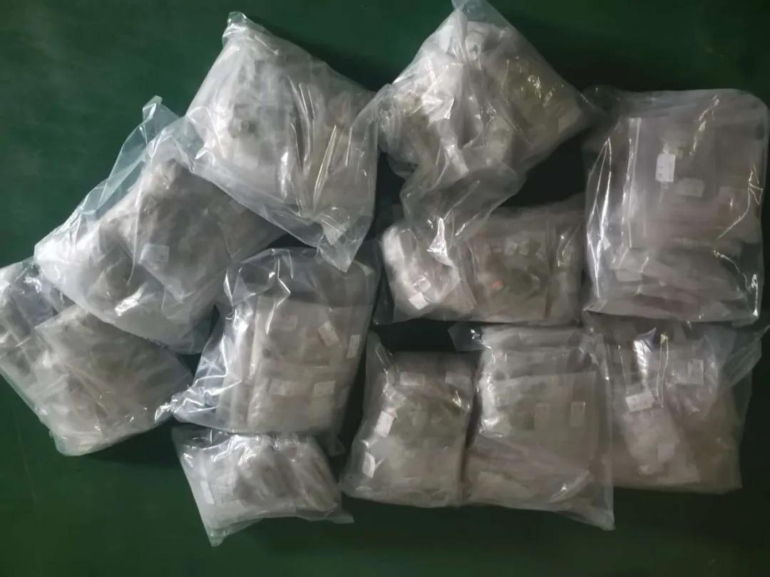 垃圾短信大多来自它，一套能操作60张手机卡，靠“*池猫**”养卡的这伙人被警方端了