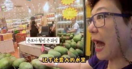 韩国大妈来中国旅游，买2瓶茅台打算结账，导游劝她看看价格