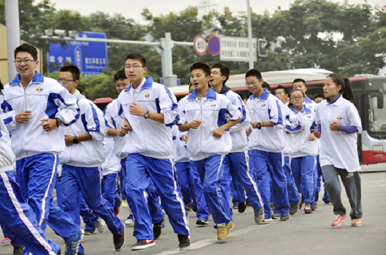 都说中国学生的校服丑？来看看国内外的校服对比吧