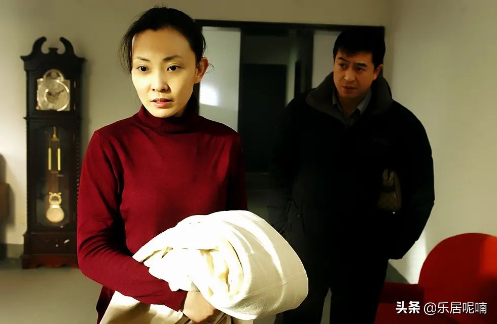 镜头中的左右、香烟、出租房、红色：电影《左右》意象分析