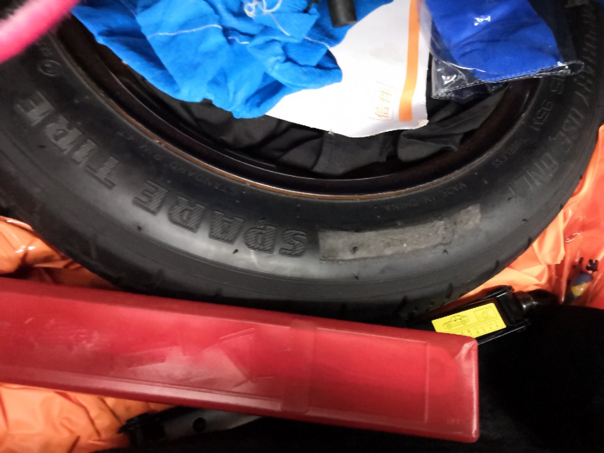 红色起亚k2怎么改装好看,12款起亚k2爆改