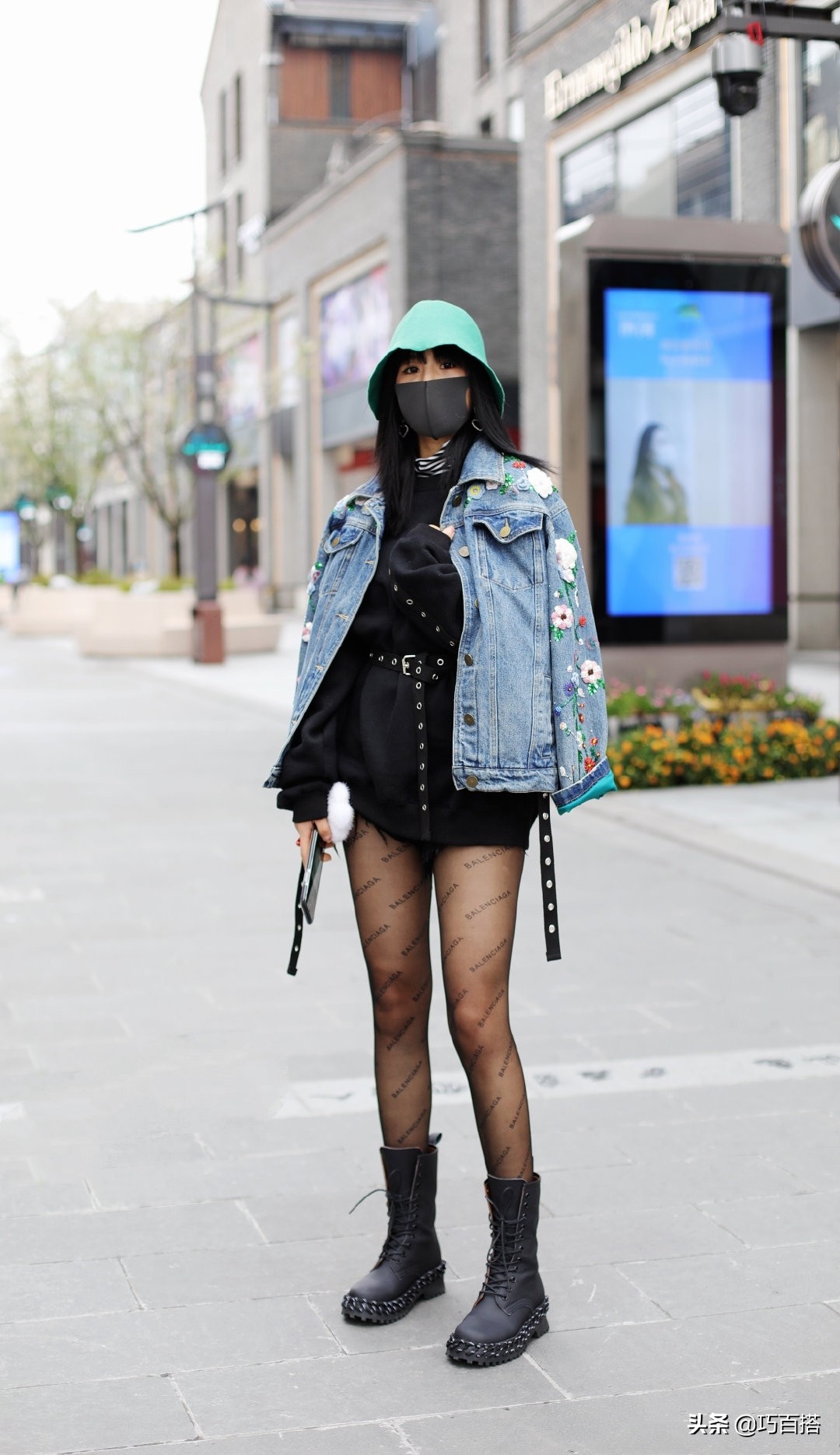 春天出门没裤子穿怎么办？别着急，巴黎世家印花黑丝拯救你