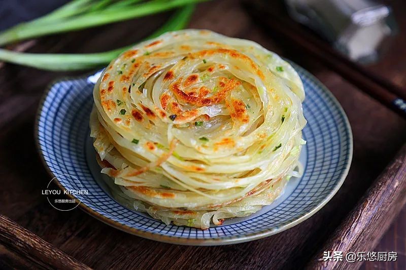 饺子皮剩了怎么做饼好吃,饺子皮葱花饼怎么做又软又好吃