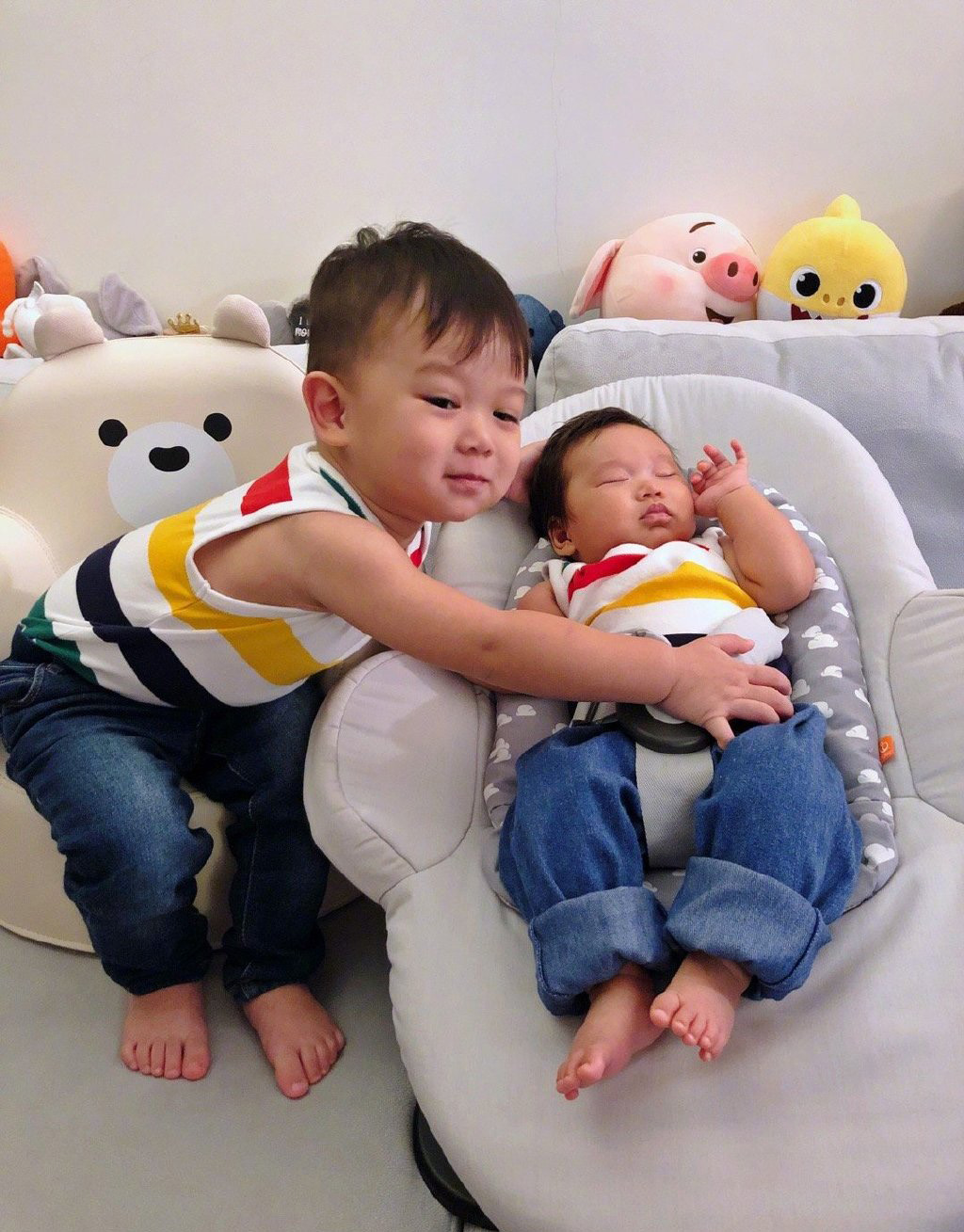 胡杏儿陪三个儿子雨中玩水,胡杏儿晒两儿子萌照