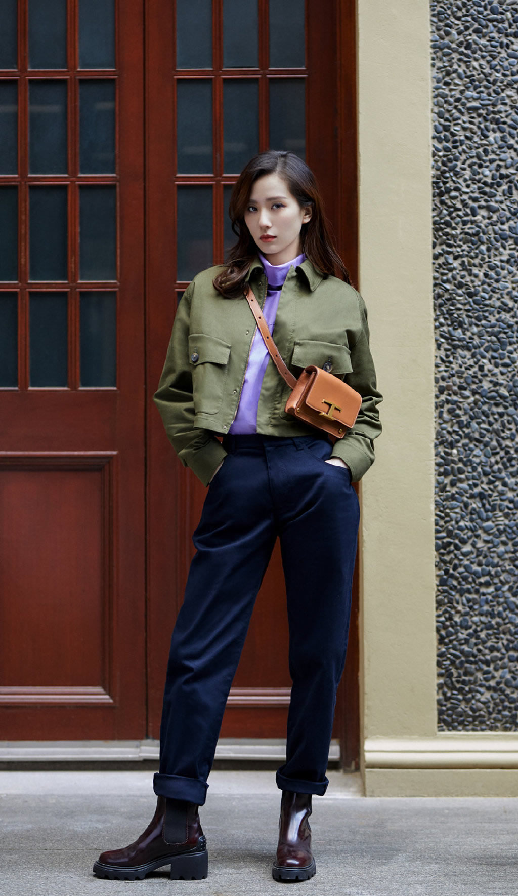 刘诗诗同款橘色冲锋衣穿搭,刘诗诗军绿色背带裙