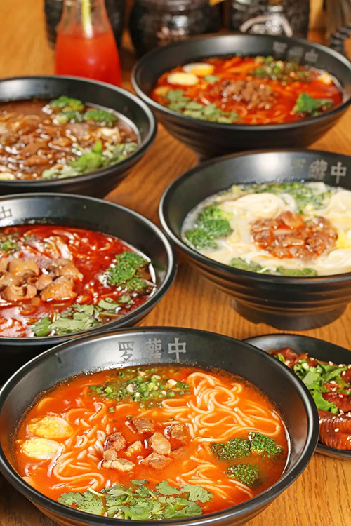 换着花样嗦粉才过瘾，一碗米粉，做出了十多种不同的味觉体验