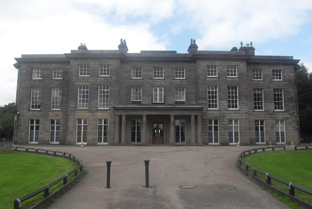 苏格兰的首席伯爵，最早当选的在世英国前议员，家族的庄园很美