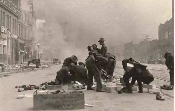 五张历史照片,秤杆上是奴隶妇女在挣扎,铁链锁住被贩卖的土著人