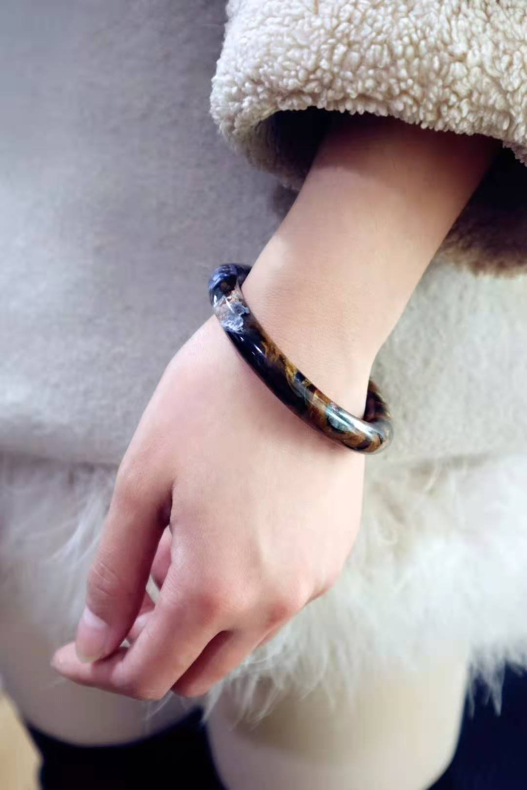 白底青手镯适合多大年纪戴,小圆条手镯适合什么年纪的人