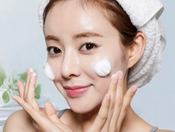 如何卸妆正确的卸妆步骤是怎样的,卸妆的正确步骤和方法