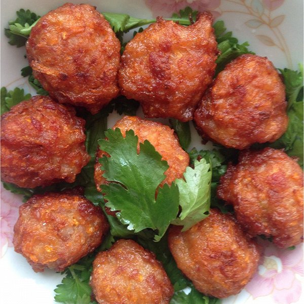 一锅油先炸肉丸子还是先炸菜丸子,炸肉丸子要如何不会爆炸