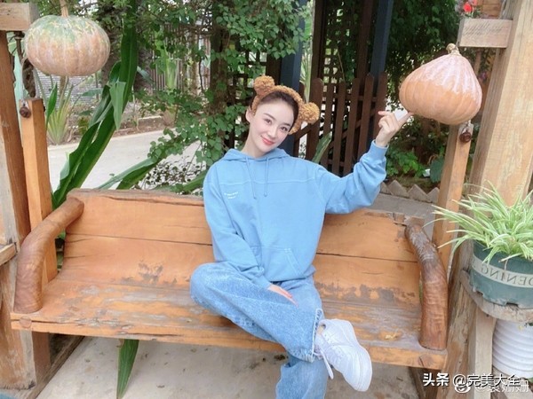 袁姗姗穿黑色皮衣配微喇牛仔裤,袁姗姗穿白色夹克