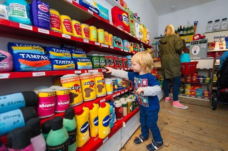 艺术家用一块布打造便利店、情趣用品店...生意却异常火爆