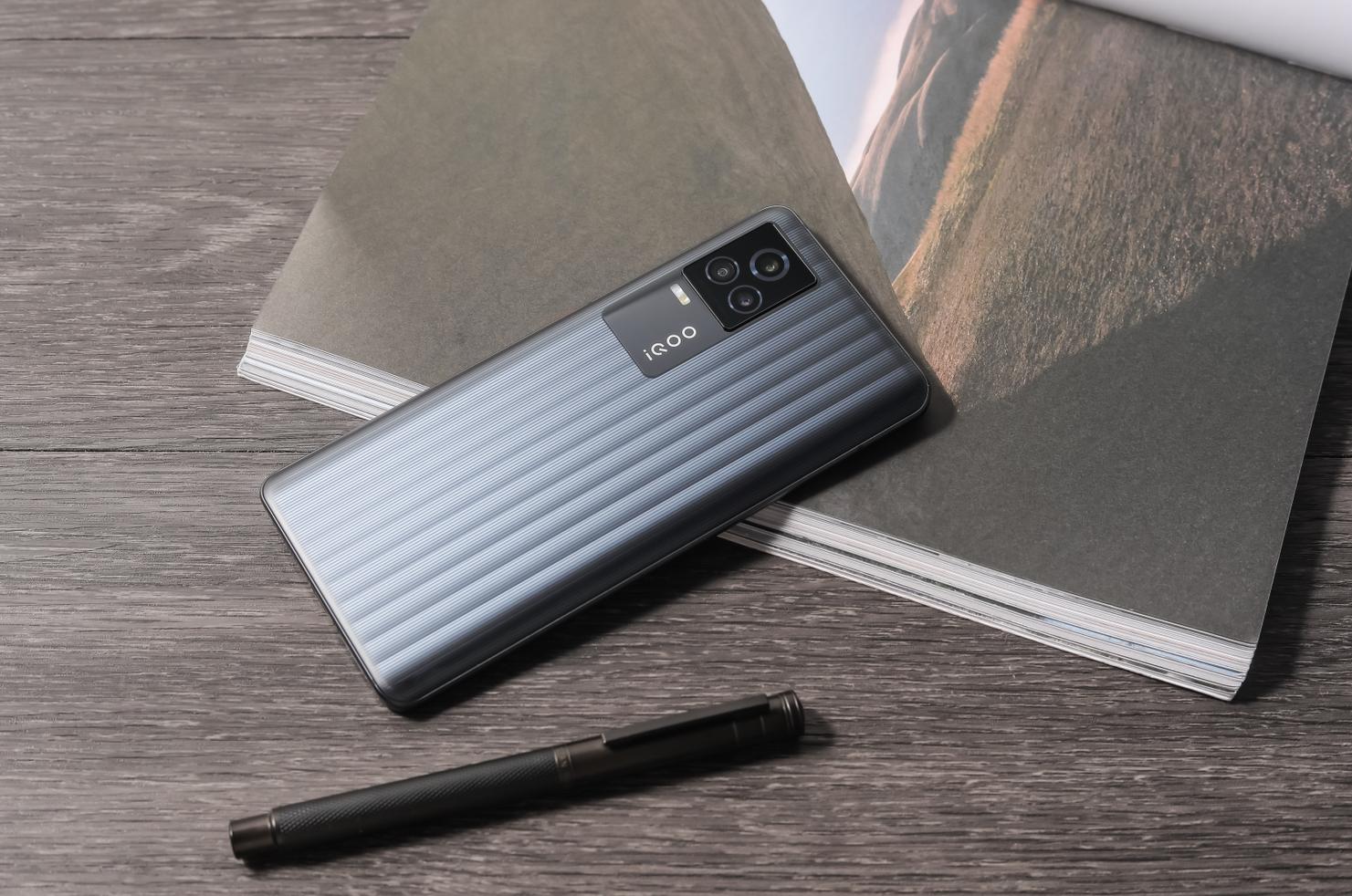 深圳一杯茶颜悦色都要100多,已经够买iQOO的128G内存了