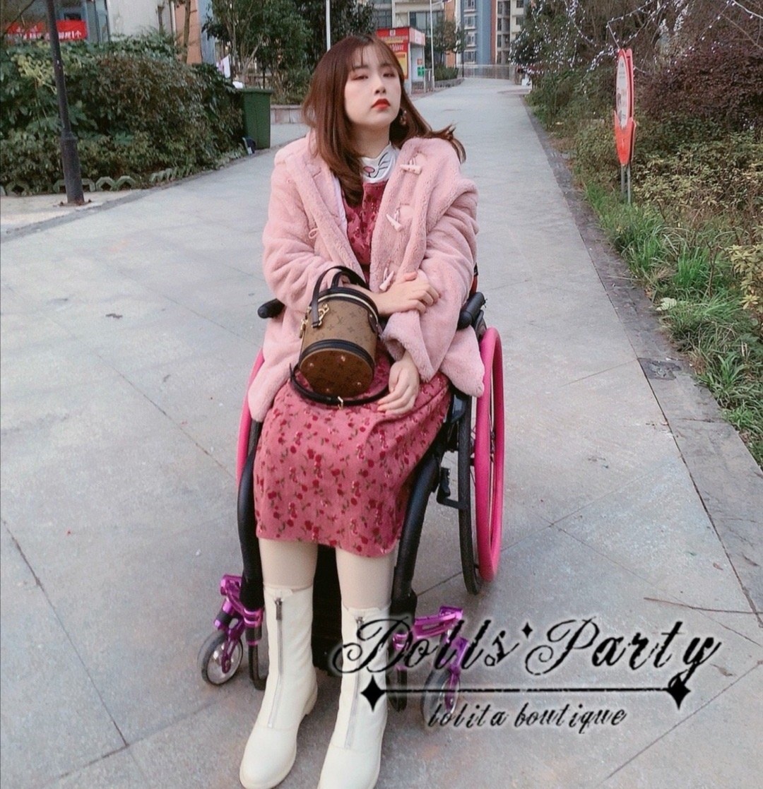 29岁美女：海归硕士，高位截瘫却打3份工，月薪1万，央视表扬