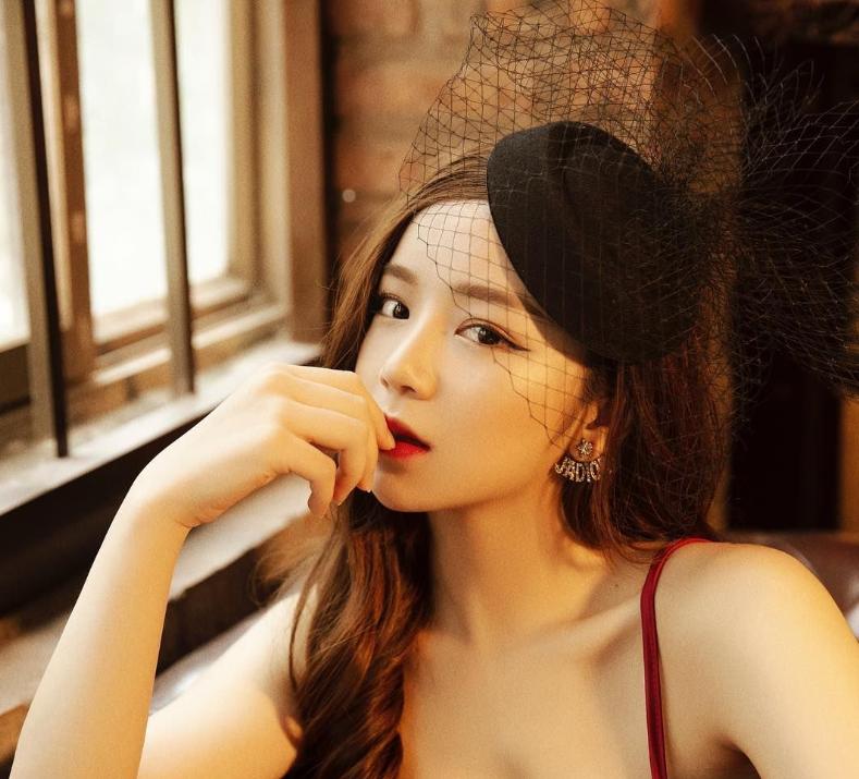 马来西亚足球宝贝长相甜美皮肤超白蜜甜系少女热带式穿搭