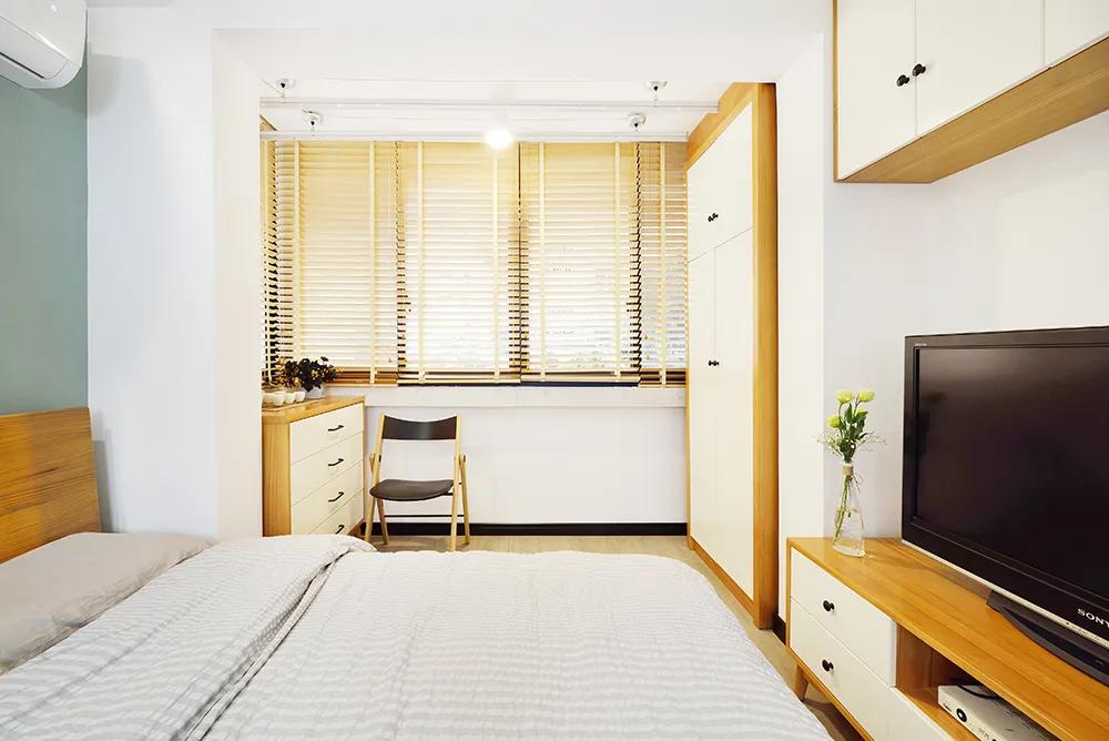 带阳台的卧室就这样装真的别犹豫,带阳台的卧室窗帘怎么装实用好看